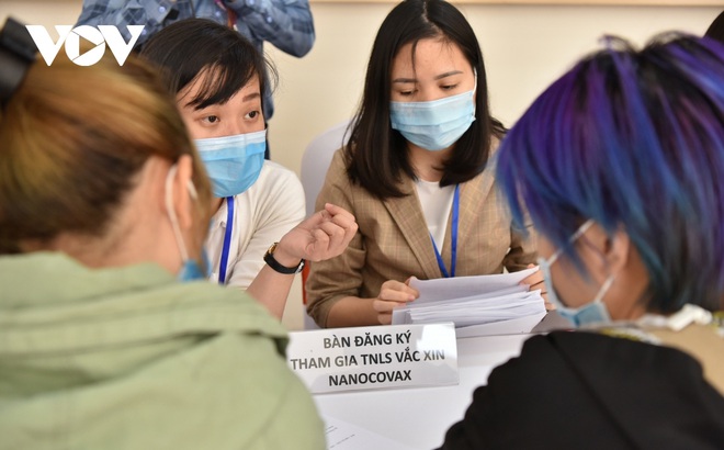 Các tình nguyện viên đăng ký tiêm thử nghiệm vaccine COVID-19 Việt Nam ngày 10/12.