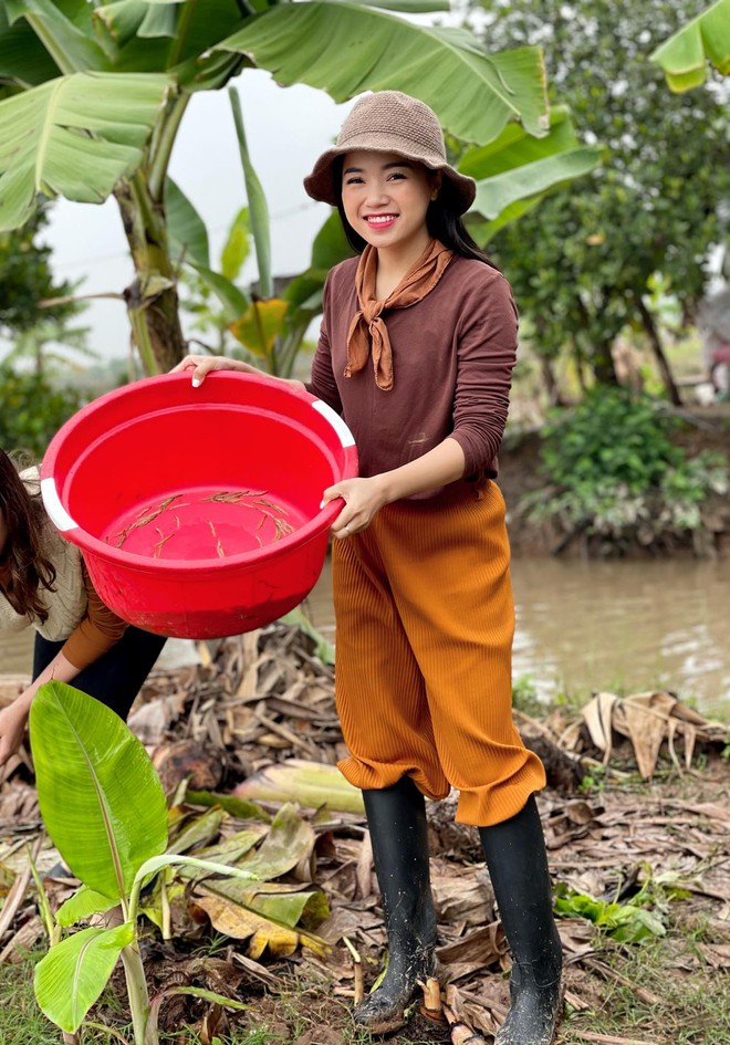 MC Đồng Thu bắt rươi, học làm đèn lồng - Ảnh 4.