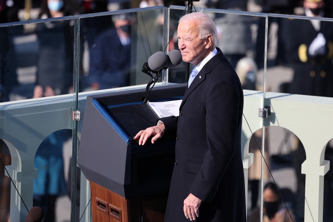 Ông Biden tuyên thệ nhậm chức, chính thức trở thành tổng thống Mỹ thứ 46 - Ảnh 1.