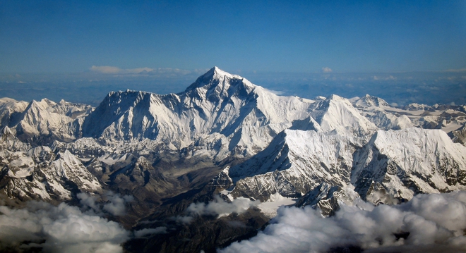 Độ cao đỉnh núi Everest đã thay đổi? - Ảnh 1.
