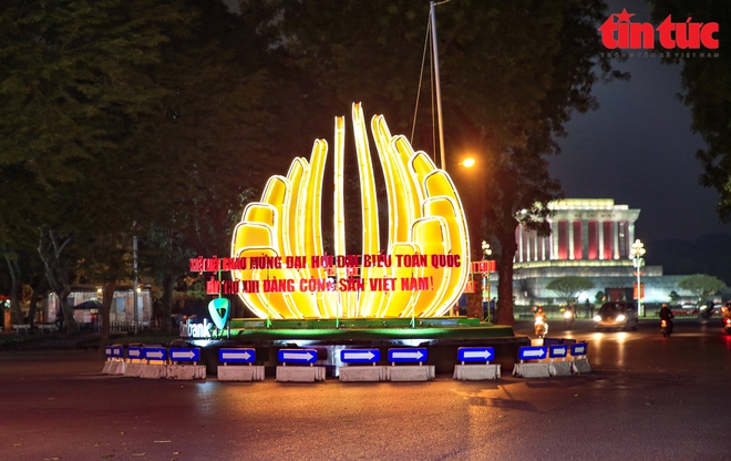 Hà Nội rực sáng trong đêm chào mừng Đại hội XIII của Đảng - Ảnh 1.