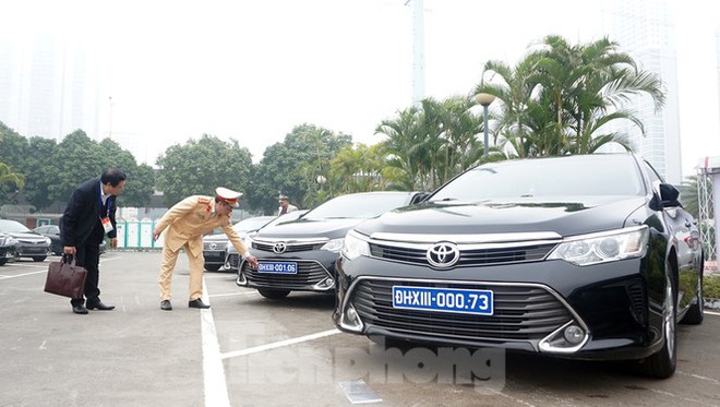 Cục CSGT kiểm định, gắn biển tạm thời cho hơn 100 xe phục vụ Đại hội XIII - Ảnh 13.