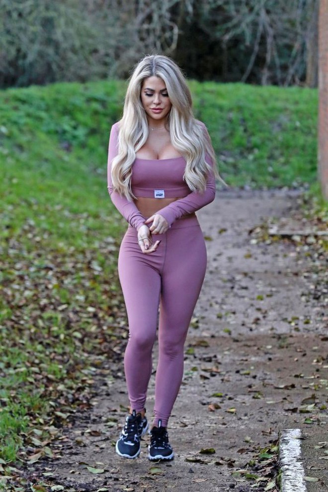 Mẫu nội y Anh quốc Bianca Gascoigne khoe dáng bốc lửa trên phố - Ảnh 3.