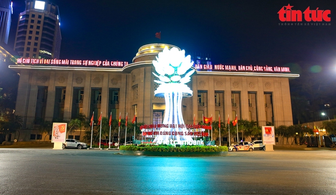 Hà Nội rực sáng trong đêm chào mừng Đại hội XIII của Đảng - Ảnh 4.