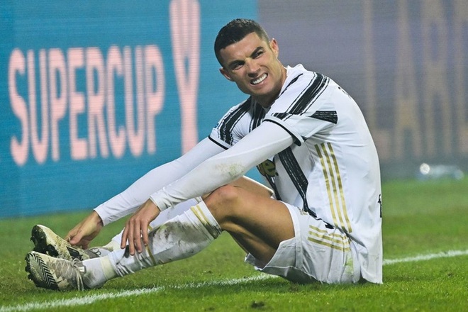 Ronaldo cười toe toét, hạnh phúc hôn cúp vô địch trong ngày chính thức trở thành CHÂN SÚT VĨ ĐẠI NHẤT lịch sử - Ảnh 7.
