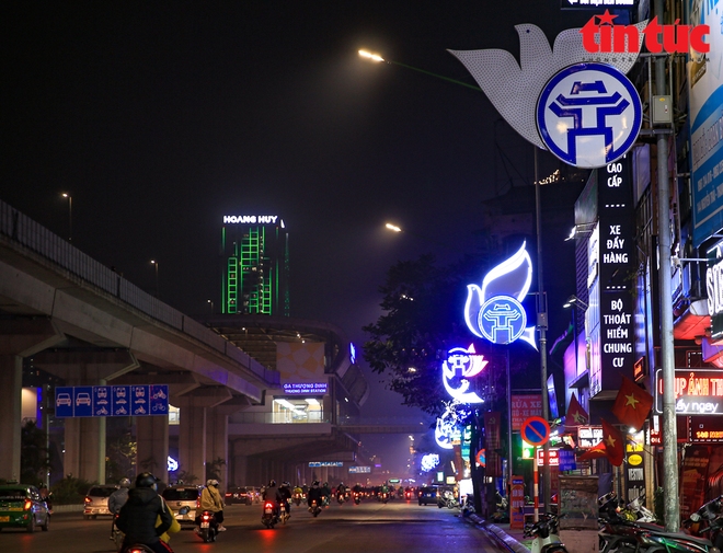 Hà Nội rực sáng trong đêm chào mừng Đại hội XIII của Đảng - Ảnh 9.
