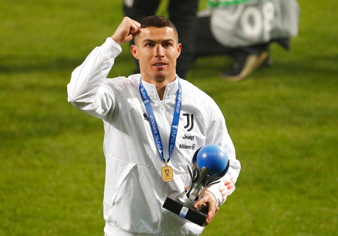 Ronaldo cười toe toét, hạnh phúc hôn cúp vô địch trong ngày chính thức trở thành CHÂN SÚT VĨ ĐẠI NHẤT lịch sử - Ảnh 10.
