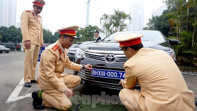 Cục CSGT kiểm định, gắn biển tạm thời cho hơn 100 xe phục vụ Đại hội XIII - Ảnh 10.