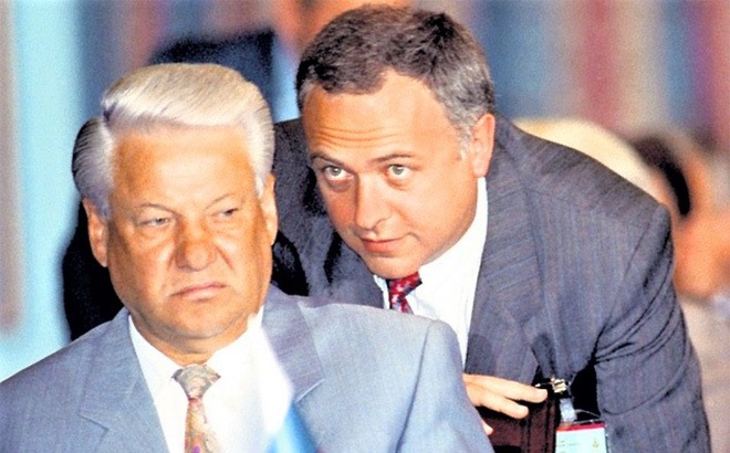 Tổng thống Nga Yeltsin và Bộ trưởng Ngoại giao Kozyrev (phải); Nguồn ảnh: ruposters.ru