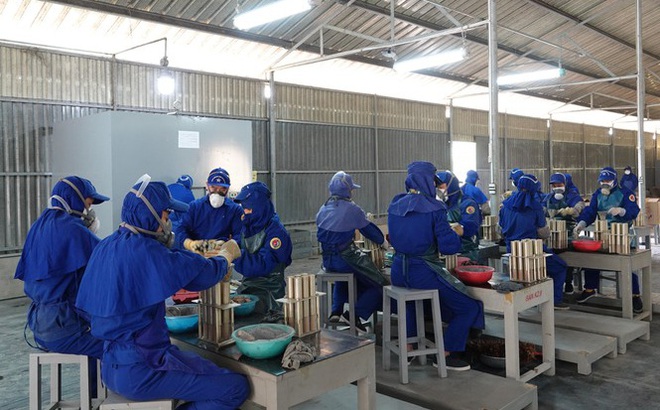 Các kíp công nhân đang thực hiện công đoạn nhồi, nén thuốc pháo. Ảnh: Nguyễn Minh