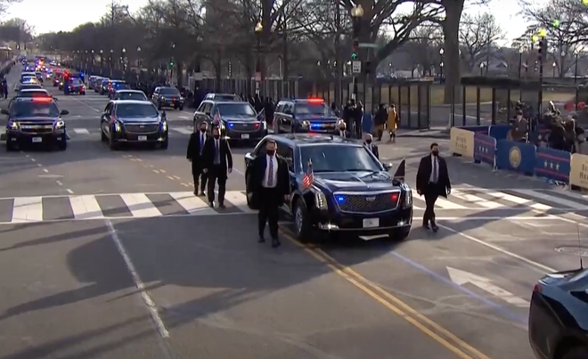 Tổng thống Joe Biden xuống xe, cùng gia đình đi bộ tới Nhà Trắng - Ảnh 1.