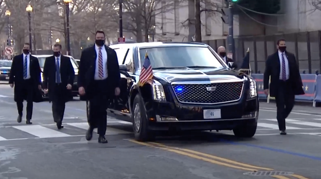 Tổng thống Joe Biden xuống xe, cùng gia đình đi bộ tới Nhà Trắng - Ảnh 2.