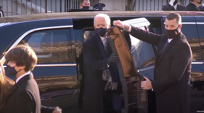 Tổng thống Joe Biden xuống xe, cùng gia đình đi bộ tới Nhà Trắng - Ảnh 3.