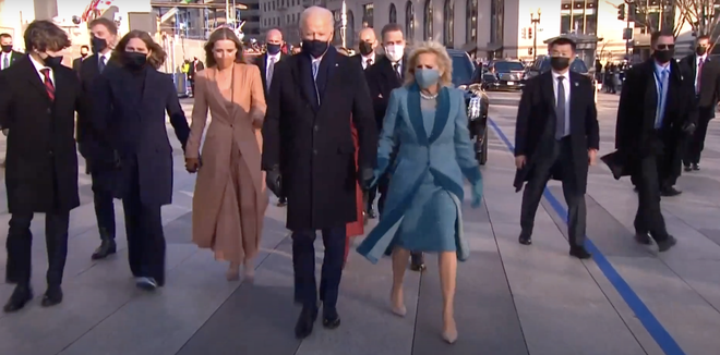Tổng thống Joe Biden xuống xe, cùng gia đình đi bộ tới Nhà Trắng - Ảnh 4.