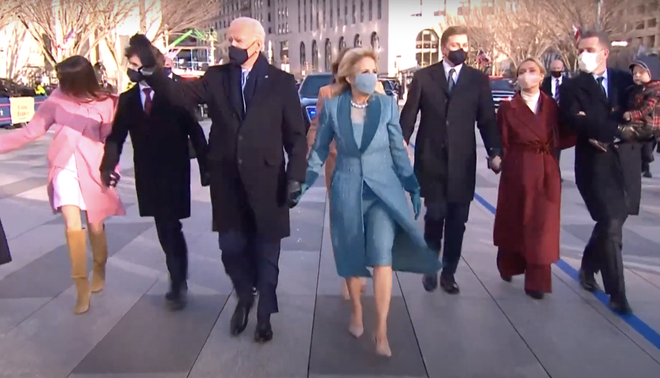 Tổng thống Joe Biden xuống xe, cùng gia đình đi bộ tới Nhà Trắng - Ảnh 5.