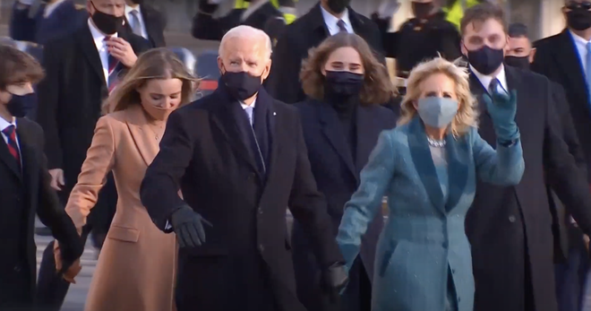 Tổng thống Joe Biden xuống xe, cùng gia đình đi bộ tới Nhà Trắng - Ảnh 6.