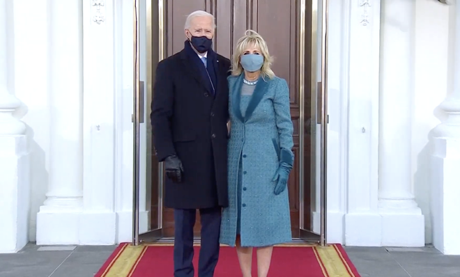 Tổng thống Joe Biden xuống xe, cùng gia đình đi bộ tới Nhà Trắng - Ảnh 7.