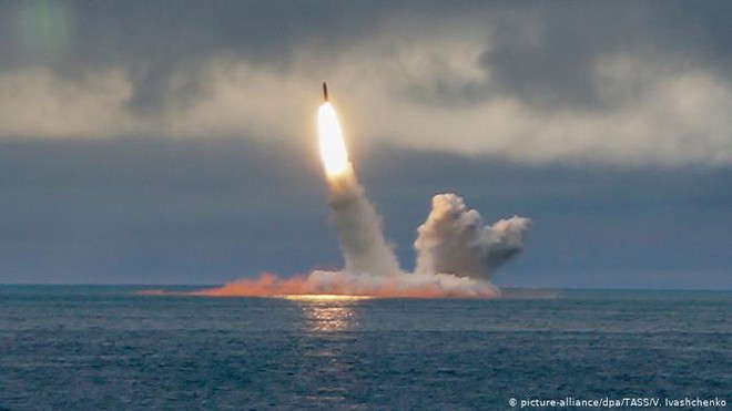 Iran đăng ảnh ông Trump bị máy bay ném bom ngắm bắn, tuyên bố “báo thù là không thể tránh khỏi”! - Ảnh 1.