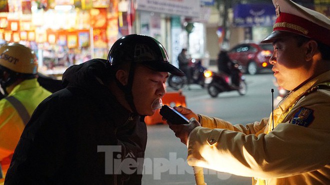 Gọi điện thoại người thân, phóng xe thông chốt đo nồng độ cồn ở Hải Phòng - Ảnh 6.