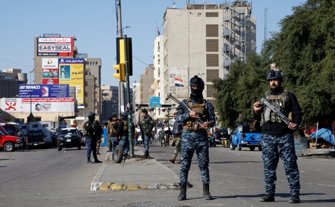 Các thành viên trong lực lượng an ninh Iraq canh gác tại khu chợ trung tâm ở thủ đô Baghdad, Iraq sau một vụ đánh bom liều chết do IS tiến hành. Ảnh: Reuters