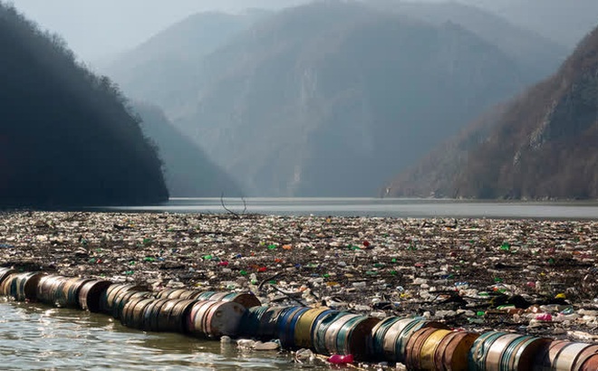 Rác thải trên sông Drina gần Visegrad, Bosnia, ngày 5/1/2021. Ảnh: AP