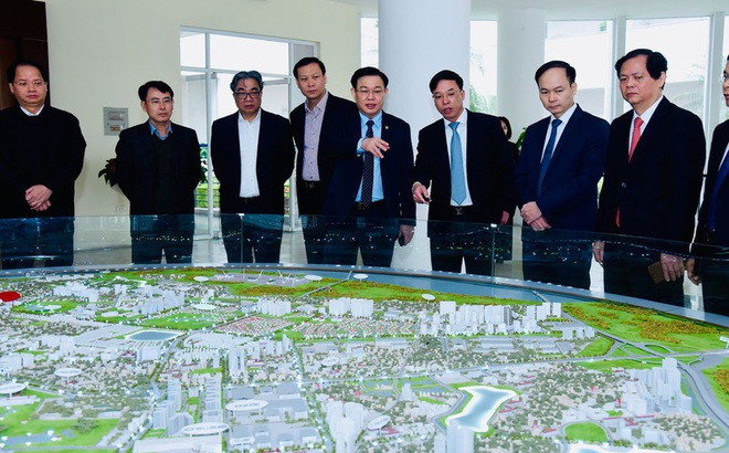 Bí thư Thành ủy Hà Nội Vương Đình Huệ thăm quan mô hình quy hoạch quận Long Biên. Ảnh: HNM