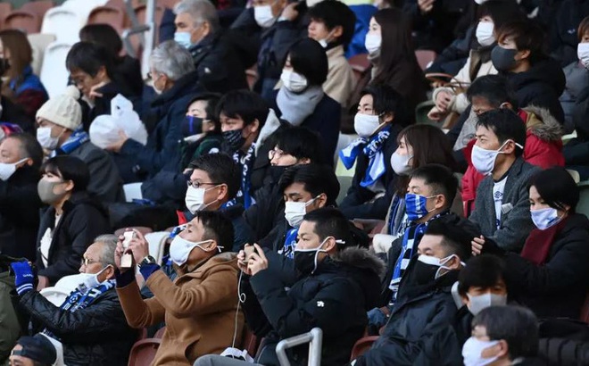 Khán giả đeo khẩu trang khi xem trận chung kết Cúp Nhật hoàng tại Tokyo. Ảnh: AFP