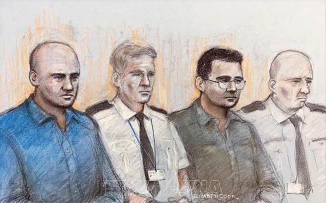 Các nghi phạm liên quan vụ 39 thi thể người di cư được phát hiện trong xe container tại Anh: Gheorghe Nica (trái), Eamonn Harrison (thứ 2, phải) tại phiên tòa ở Old Bailey, London (Anh). Ảnh: AP/TTXVN