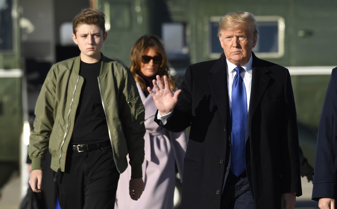 Barron Trump – con trai út của cựu Tổng thống Donald Trump luôn thu hút sự chú ý khi xuất hiện cùng cha mẹ. Ảnh: WKRG.