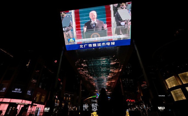 Hình ảnh Tổng thống Mỹ Joe Biden phát biểu trong lễ nhậm chức được phát sóng tại một trung tâm mua sắm ở thủ đô Bắc Kinh - Trung Quốc hôm 21-1 Ảnh: REUTERS