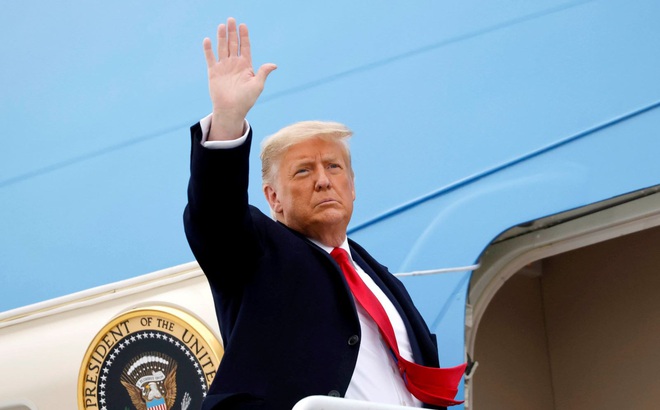 Cựu Tổng thống Trump vẫy chào khi lên chuyến bay cuối trên chuyên cơ Không lực Một. Ảnh: AP