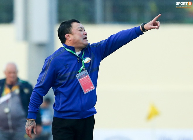 HLV Viettel chê mặt sân Thanh Hoá khiến cầu thủ toàn chuyền dài - Ảnh 1.