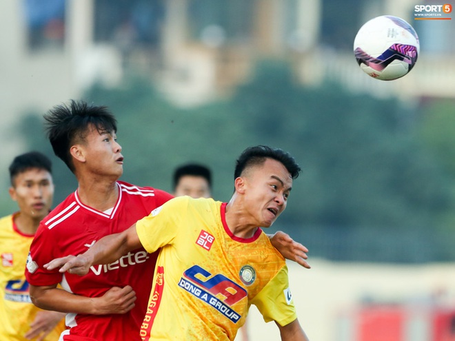 HLV Viettel chê mặt sân Thanh Hoá khiến cầu thủ toàn chuyền dài - Ảnh 2.