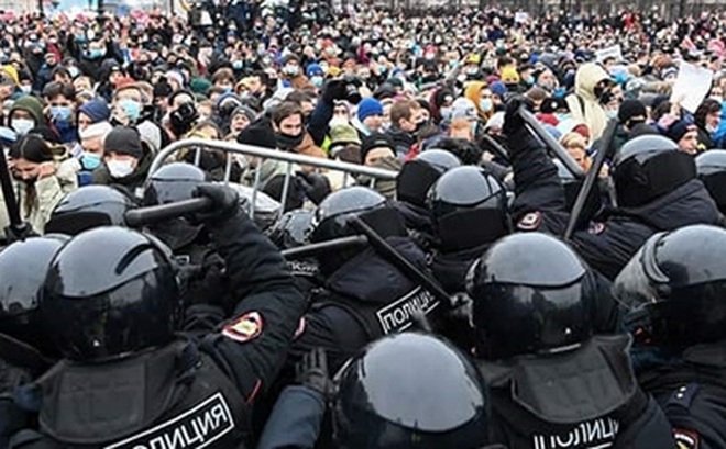 Đám đông biểu tình đụng độ cảnh sát ở Moscow. Ảnh: Getty Images