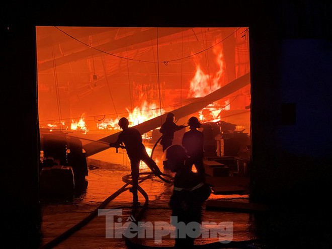 Công nhân bật khóc khi công ty gỗ rộng 5.000m2 bị lửa nhấn chìm - Ảnh 1.