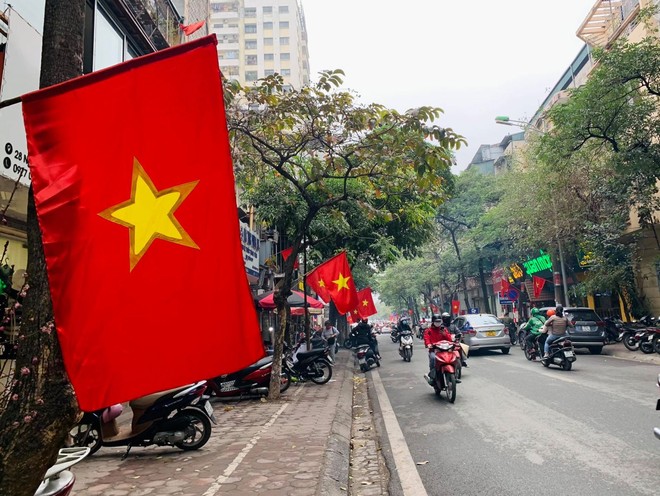 Ngõ, phố Thủ đô thắm sắc cờ chào mừng Đại hội lần thứ XIII của Đảng - Ảnh 2.