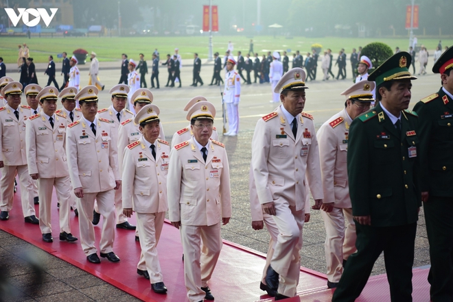 Lãnh đạo Đảng, Nhà nước và các đại biểu dự Đại hội XIII vào Lăng viếng Bác - Ảnh 10.