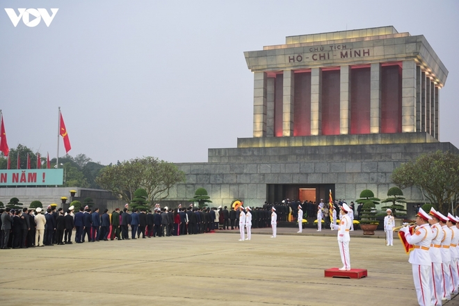 Lãnh đạo Đảng, Nhà nước và các đại biểu dự Đại hội XIII vào Lăng viếng Bác - Ảnh 11.