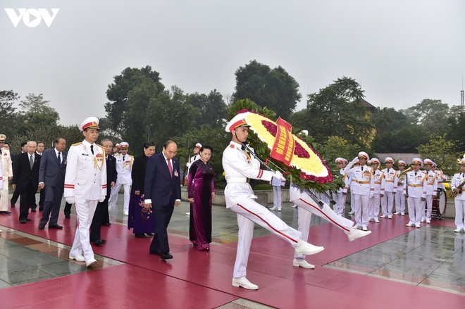 Lãnh đạo Đảng, Nhà nước và các đại biểu dự Đại hội XIII vào Lăng viếng Bác - Ảnh 12.