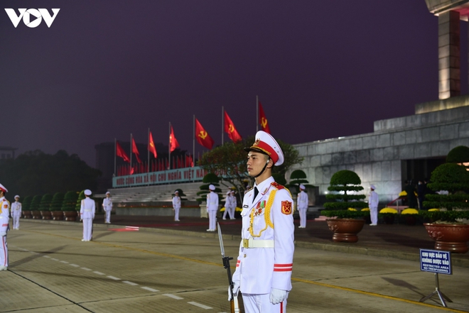 Lãnh đạo Đảng, Nhà nước và các đại biểu dự Đại hội XIII vào Lăng viếng Bác - Ảnh 2.