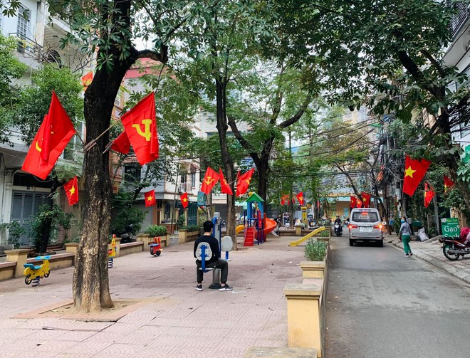 Ngõ, phố Thủ đô thắm sắc cờ chào mừng Đại hội lần thứ XIII của Đảng - Ảnh 3.