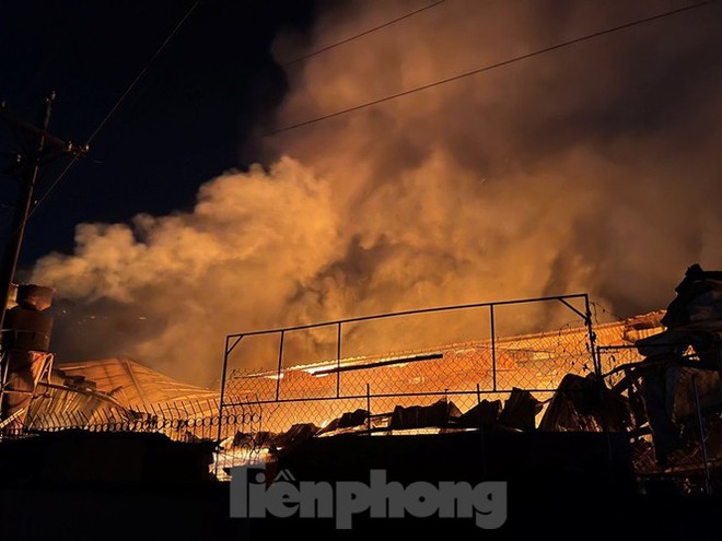 Công nhân bật khóc khi công ty gỗ rộng 5.000m2 bị lửa nhấn chìm - Ảnh 4.