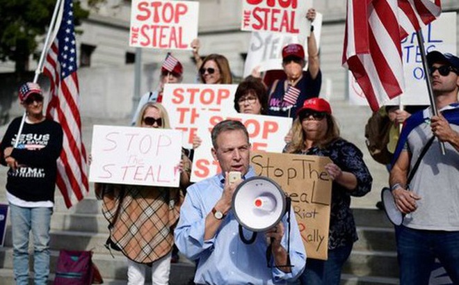 Nghị sĩ Perry nói chuyện với những người ủng hộ ông Trump ở bang Pennsylvania tháng 11 năm ngoái. Ảnh: Reuters