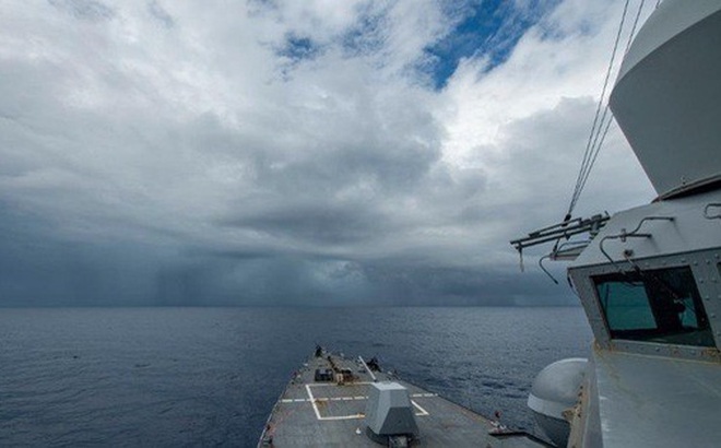 Tàu khu trục USS John Finn, thuộc nhóm tác chiến tàu sân bay Mỹ USS Theodore Roosevelt, hoạt động trên biển Đông hôm 23-1Ảnh: Hải quân Mỹ