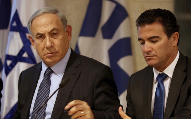 Thủ tướng Israel Benjamin Netanyahu (trái) ngồi cạnh Giám đốc Tình báo Yossi Cohen. Ảnh: AFP