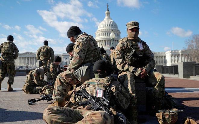 Lính Vệ binh Mỹ phàn nàn điều kiện làm việc khi bảo vệ Điện Capitol. (Ảnh: Reuters)