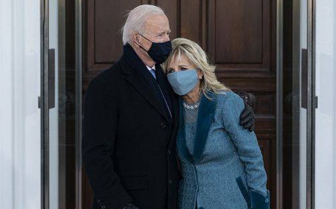 Hai vợ chồng ông Biden phải chờ đợi 15 giây trước khi cánh cửa Nhà Trắng được mở.