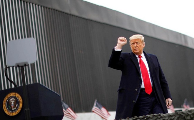 Ông Trump phát biểu trong chuyến thăm bức tường biên giới với Mexico ở Texas trước khi mãn nhiệm. Ảnh: Reuters