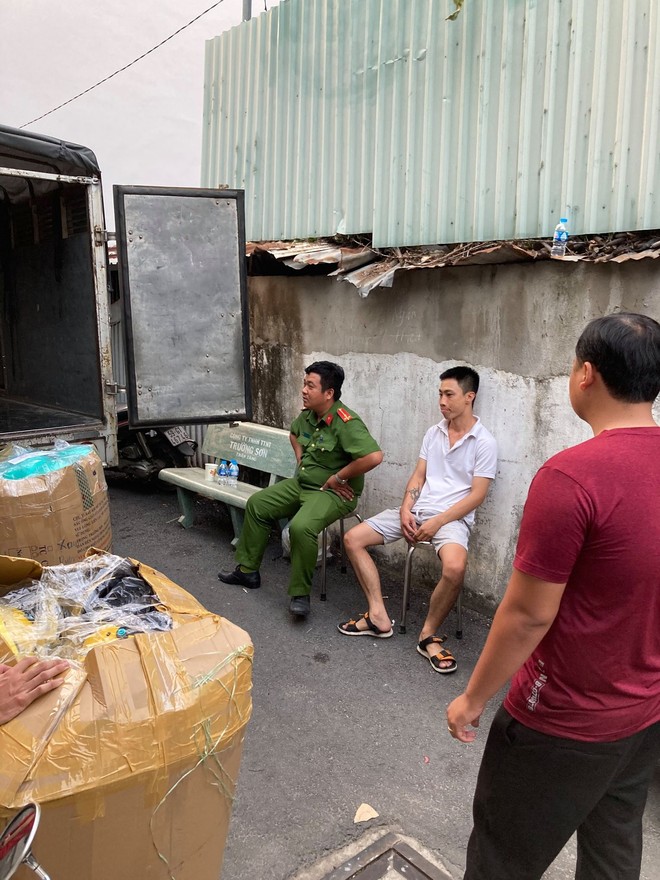 Phát hiện gần 4.200 nón bảo hiểm nghi giả mạo Nón Sơn ở Sài Gòn - Ảnh 1.