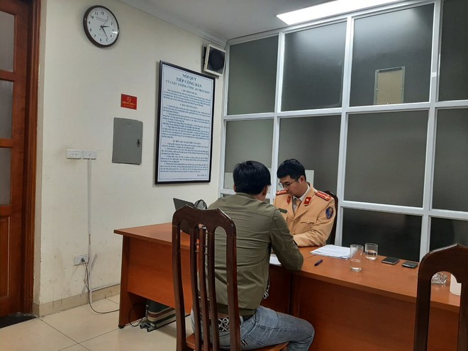 Danh tính lái xe đi vào đường dành cho đoàn xe ưu tiên phục vụ Đại hội Đảng - Ảnh 1. Danh tính lái xe đi vào đường dành cho đoàn xe ưu tiên phục vụ Đại hội Đảng - Ảnh 1.